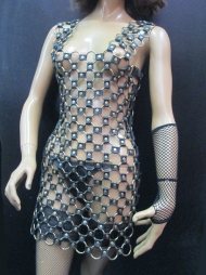 BDSM Δερμάτινο γυναικείο φόρεμα με 220 περίπου χρυσούς κρίκους