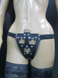 BDSM Γυναικείο στρινγκ από δέρμα και με μεταλλικούς κρίκους