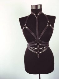 BDSM Δερμάτινο γυναικείο τοπ με περιλαίμιο και σταυρωτούς κρίκου